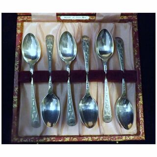 A Set of Ornate Boxed 'Bright Cut' Sterling Silver Teaspoons - 1901